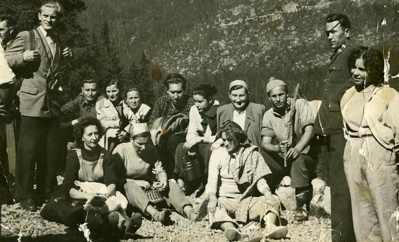KKE 2302.jpg - Fot. W górach. Od prawej: trzeci Witold Kołakowski – tata Janusza Kołakowskiego, piąta Irena Sikorska, Góry, 1950 r.